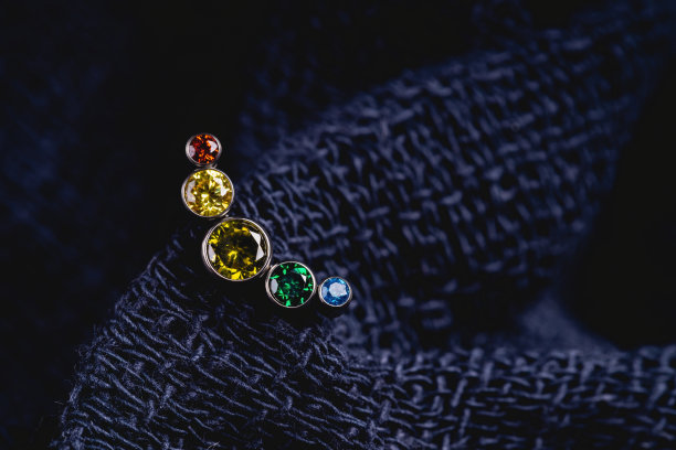 美丽的穿刺饰品。图片下载