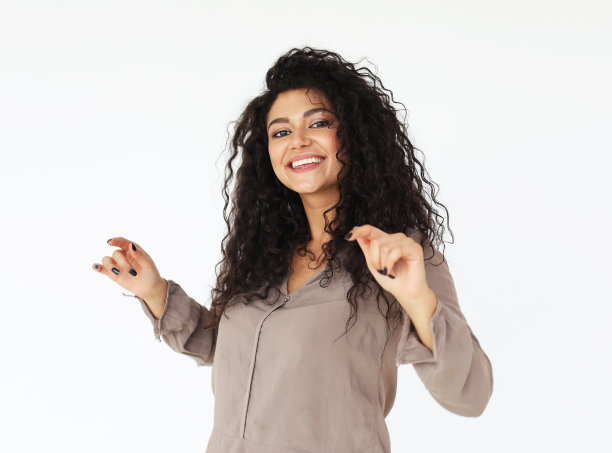 生活方式，情感和人的概念-快乐的年轻非洲妇女在白色的背景上跳舞图片下载