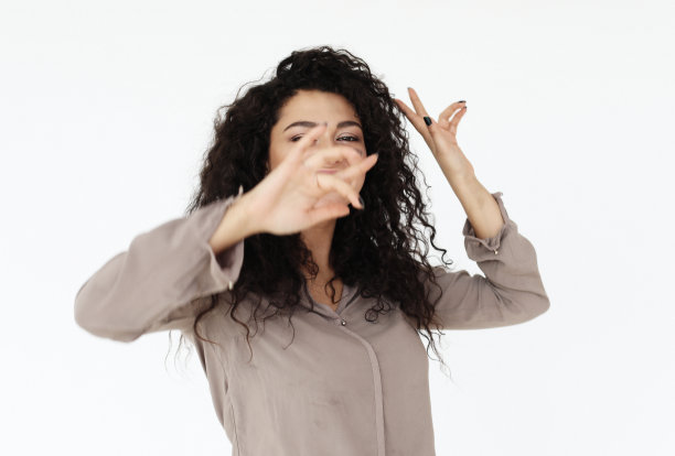 生活方式，情感和人的概念-快乐的年轻非洲妇女在白色的背景上跳舞图片下载