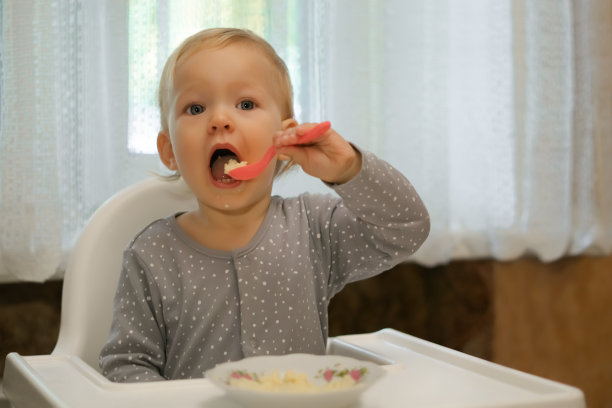 孩子在家用勺子吃健康食品图片下载