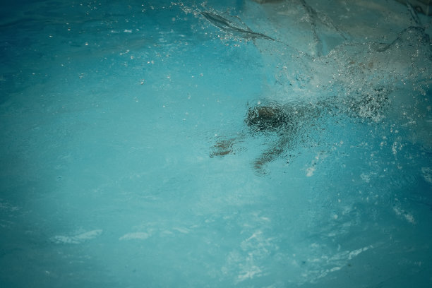 抽象照片生活方式，自然背景。不认识的人身体深水下，看表面。神秘的气氛。没有重量的概念，不确定的未来，淹没在模糊，童年问题图片下载