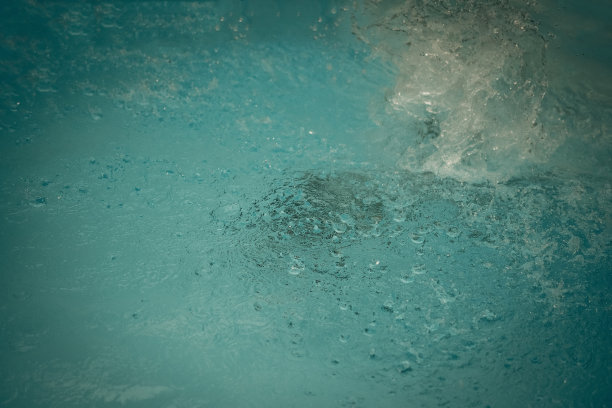 抽象的照片。近距离真实的神秘水溅落爆炸运动水晶清晰的蓝色水波纹表面背景。水实验,超自然现象。对比清晰，色调更显原色图片下载