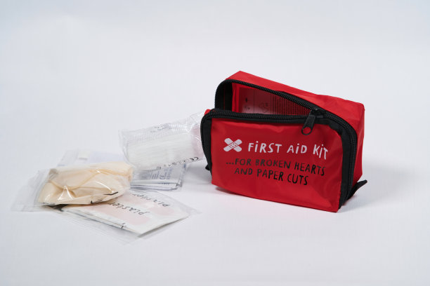 红色急救箱，白色背景图片下载