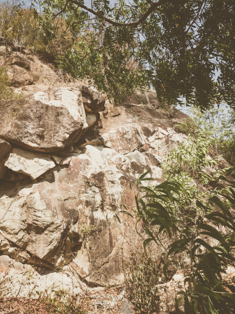 自然背景。特写边缘破旧的悬崖裂缝。灰褐色的山石岩石质地。复古和褪色无光风格色彩在彩色照片。地质学、登山或艰苦工作的概念图片下载