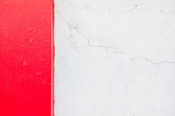 旧的红白肌理斑驳的墙面，旧的油漆肌理被剥落和开裂破坏图片下载