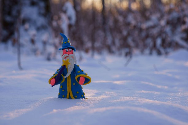 一个巫师在冬天的森林里。图片下载