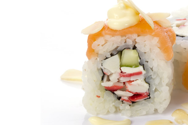 白色的背景上淋满酱汁的米饭和三文鱼寿司图片下载