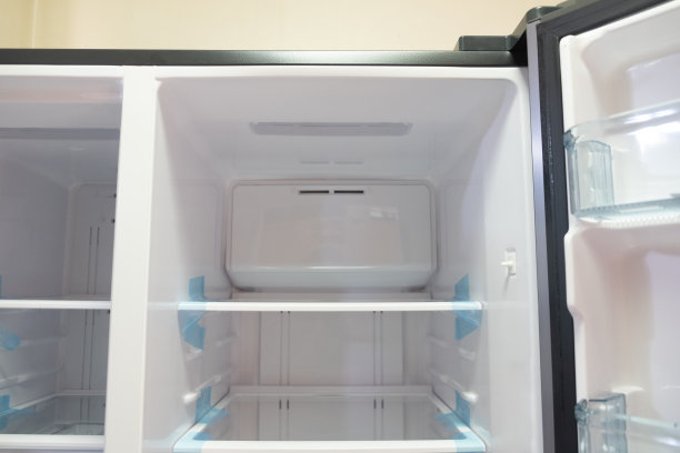 清洁和空冰箱内部与架子图片下载
