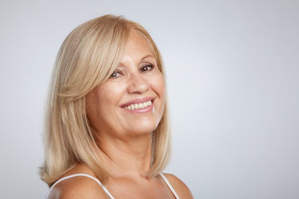 美丽的金发高级女人的肖像摆姿势和看着相机。美摄影图片下载