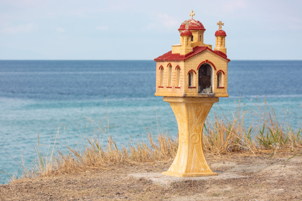 希腊传统的纪念小教堂或教堂，背景是大海图片下载