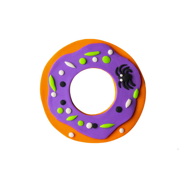 可爱的万圣节奶油甜甜圈上有蜘蛛和糖屑。令人毛骨悚然的可怕的卡通儿童插图与三维效果的橡皮泥工艺。图片下载