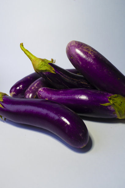 特写的新鲜紫色茄子在纯白色的背景图片下载