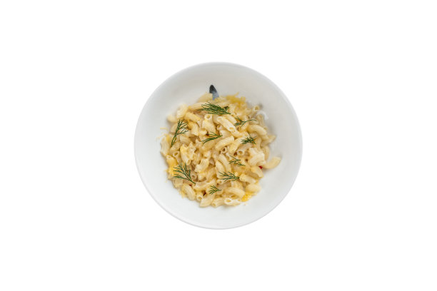 通心粉和奶酪与小茴香碗孤立在白色背景图片下载