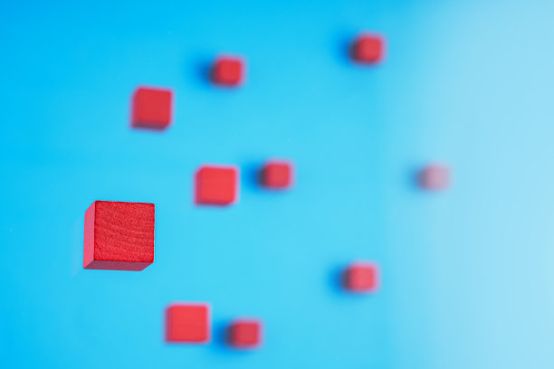 蓝色背景上的红方块。图片下载
