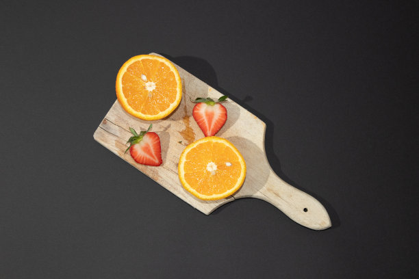 夏天的景色用橘色和草莓色的木板，在黑色的背景上。最小的审美。图片下载