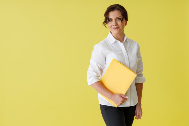 一个拿着文件的美女站在演播室里图片下载