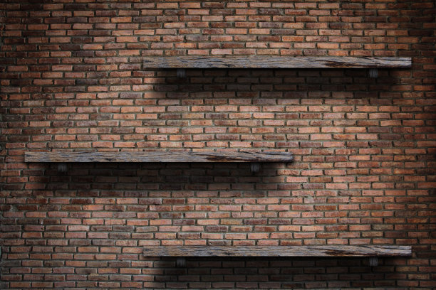 木制空白书架砖墙。图片下载
