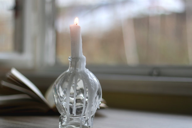 蜡烛和书图片下载