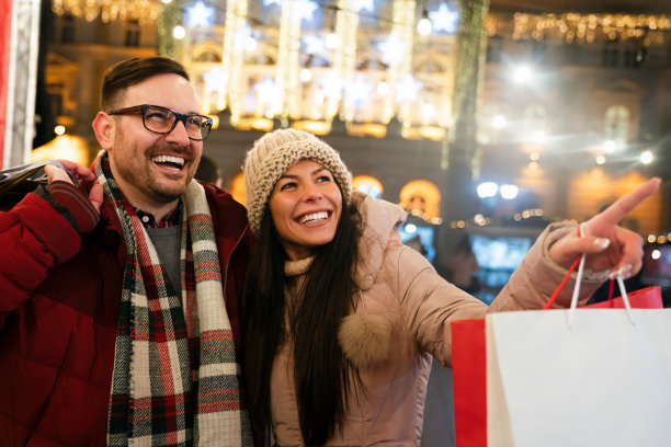浪漫的圣诞购物。快乐的年轻夫妇给家人买礼物。销售和人员概念。图片下载