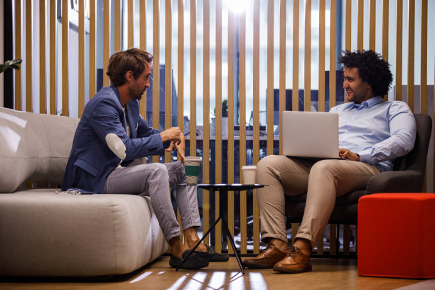 两名男同事在休息区聊天图片下载