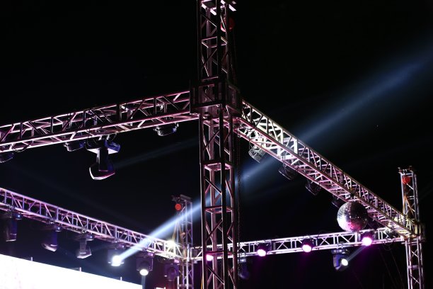 舞台灯光效果在黑暗中，模糊了人物形象图片下载