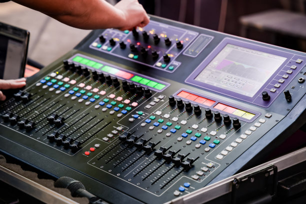 音响工程师与混音师一起工作图片下载