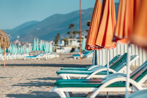 清晨的大海，海滩，为度假者准备的空日光浴床。旅游的概念，休息，放松。图片下载
