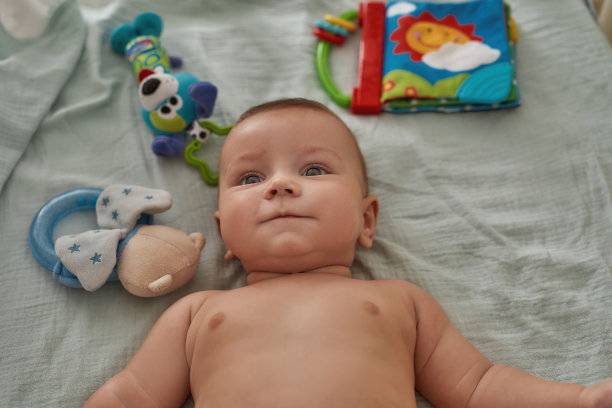 可爱的宝宝躺在上面图片下载