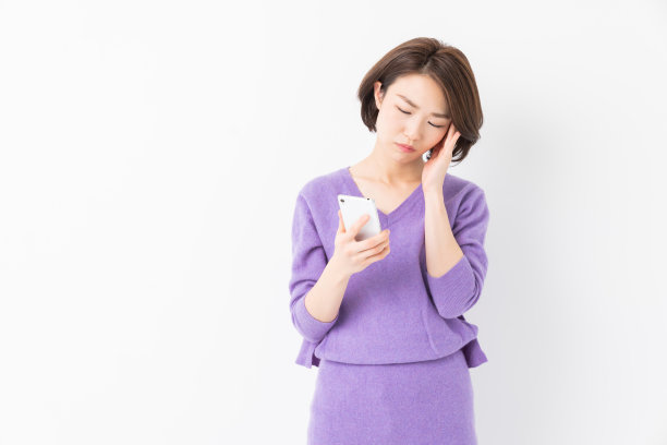 有魅力的亚洲女性看到智能手机，会想，图片下载