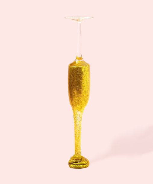 是时候喝金色香槟了。图片下载