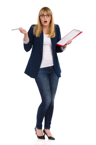 震惊的年轻女职员拿着写字板站着做手势。图片下载