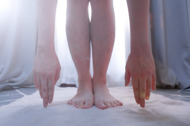 瑜伽概念，独自在家冥想，一个年轻人在家瑜伽，自由和平静的概念，近距离观察图片下载