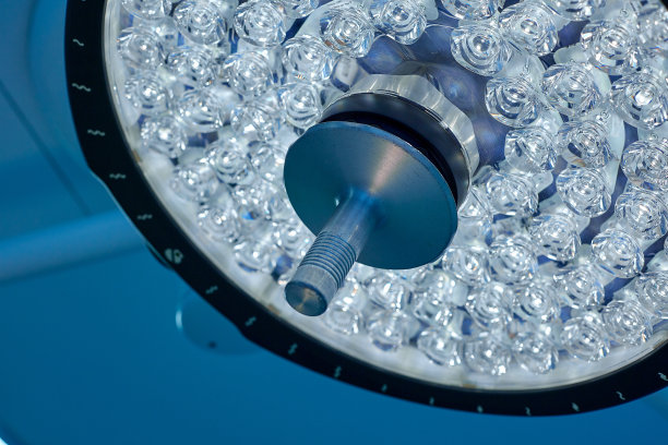 手术室手术灯采用艺术照明和蓝色滤光片图片下载