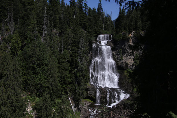 瀑布从山的一侧倾泻而下图片下载