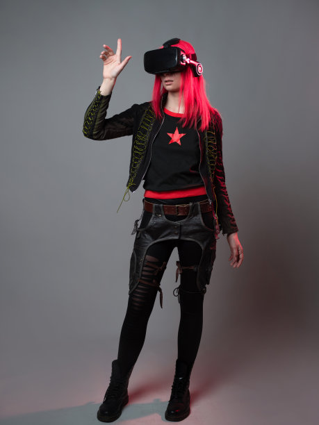 游戏和虚拟现实，一个红头发的年轻女子使用虚拟现实头盔肖像图片下载