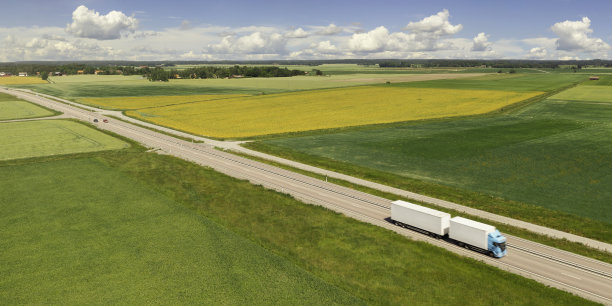 乡村公路上拖着拖车的卡车图片下载