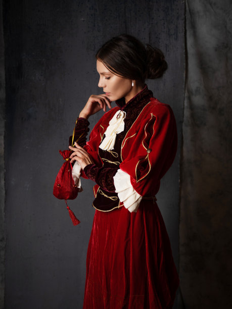 一位身着紫色中世纪连衣裙的女士，一幅古代绘画风格的肖像画，图片下载