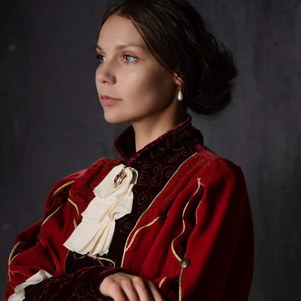 优雅的年轻女子身着紫色中世纪连衣裙，肖像图片下载