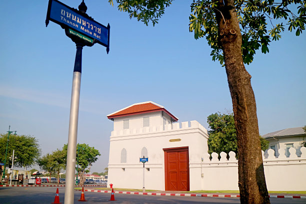 泰国曼谷，大皇宫外墙十二扇门之一，名为Phitak Bovorn门，前景有街道铭牌图片下载