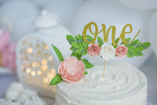 第一个生日蛋糕加白奶油图片下载