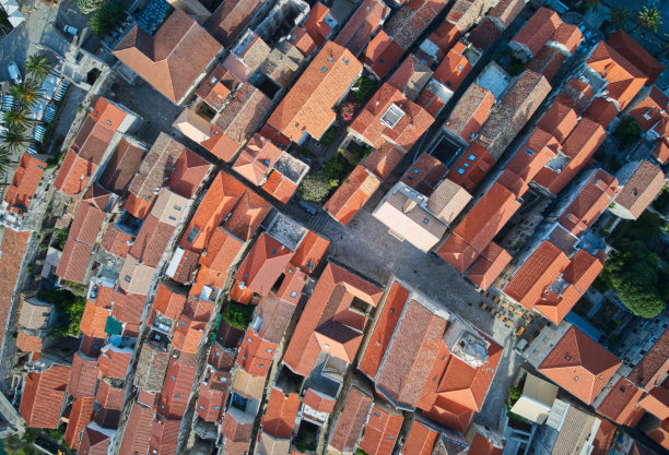 无人机拍摄的小镇红瓦屋顶图片下载
