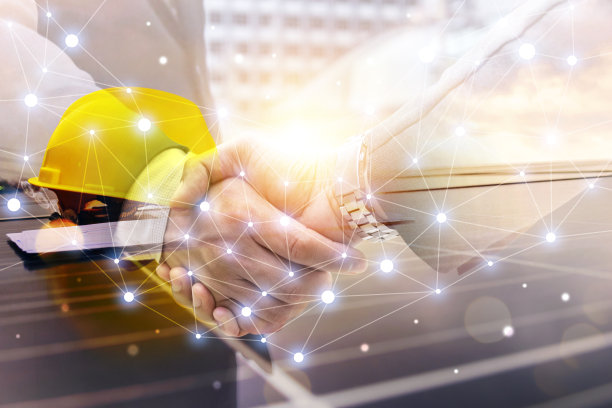 电气工程师技术员与商业人士交谈，投资安装太阳能电池在建筑物或工业工厂外。图片下载