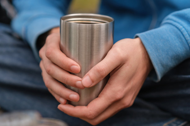 保温不锈钢杯在手图片下载