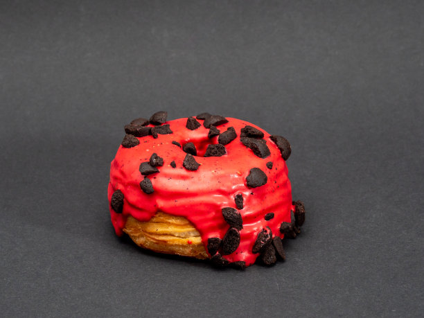 黑色背景上的红蓝甜甜圈。图片下载