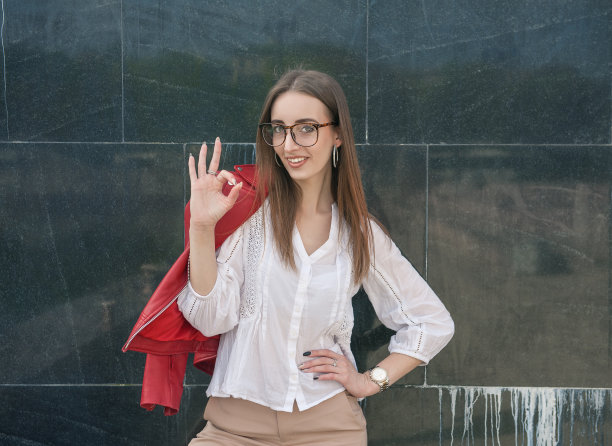 美丽的年轻时尚的女人展示ok的姿态图片下载