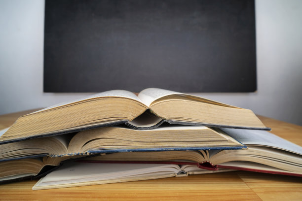 书在礼堂的桌子上图片下载