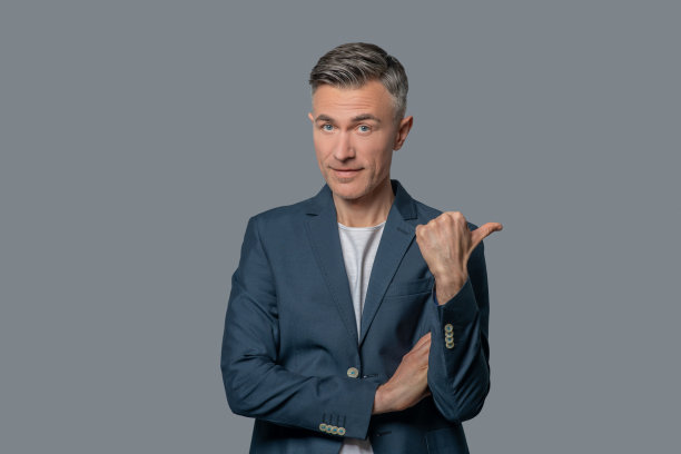 惊讶的男人前后左右指着图片下载