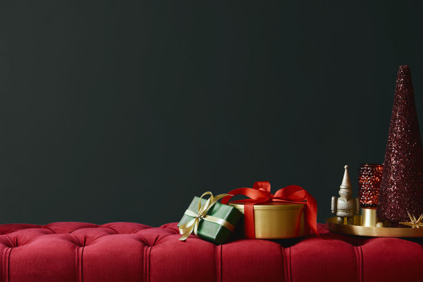 圣诞作文在红色的天鹅绒长凳上布置着装饰品、礼物、花环、灯笼和饰物。副本的空间。红色和绿色。模板。图片下载