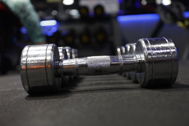 哑铃布置在地板上图片下载