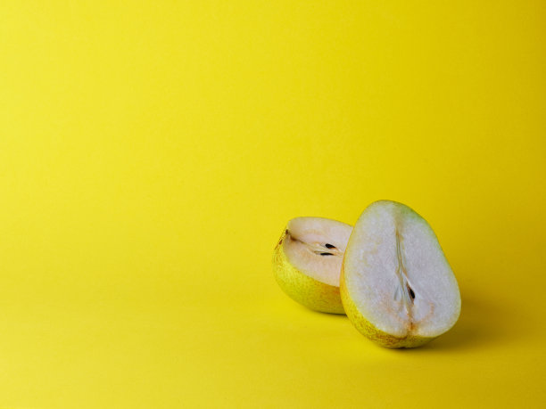 切片鲜梨在黄色背景图片下载